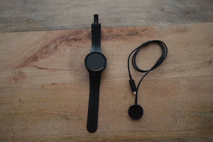 Man sieht das Ladekabel der Galaxy Watch 5.